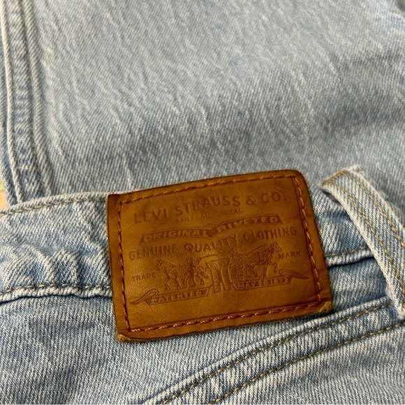Women Levi’s 70’s High Rise Slim Straight  size 25 in Light Wash - Picture 7 of 8